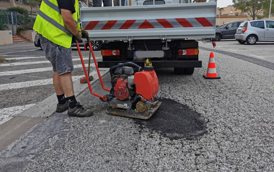 Compactage de sol : quelle différence entre plaque vibrante et pilonneuse ?