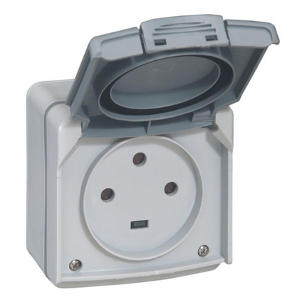 Prise PLEXO Legrand 380 V